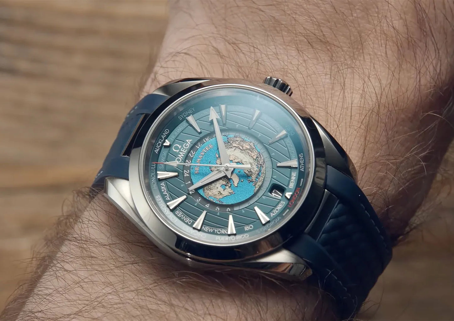 Omega Seamaster Aqua Terra Blue Dial, Blue Rubber 150m Master Chronometer Gmt 220.12.43.22.03.001
