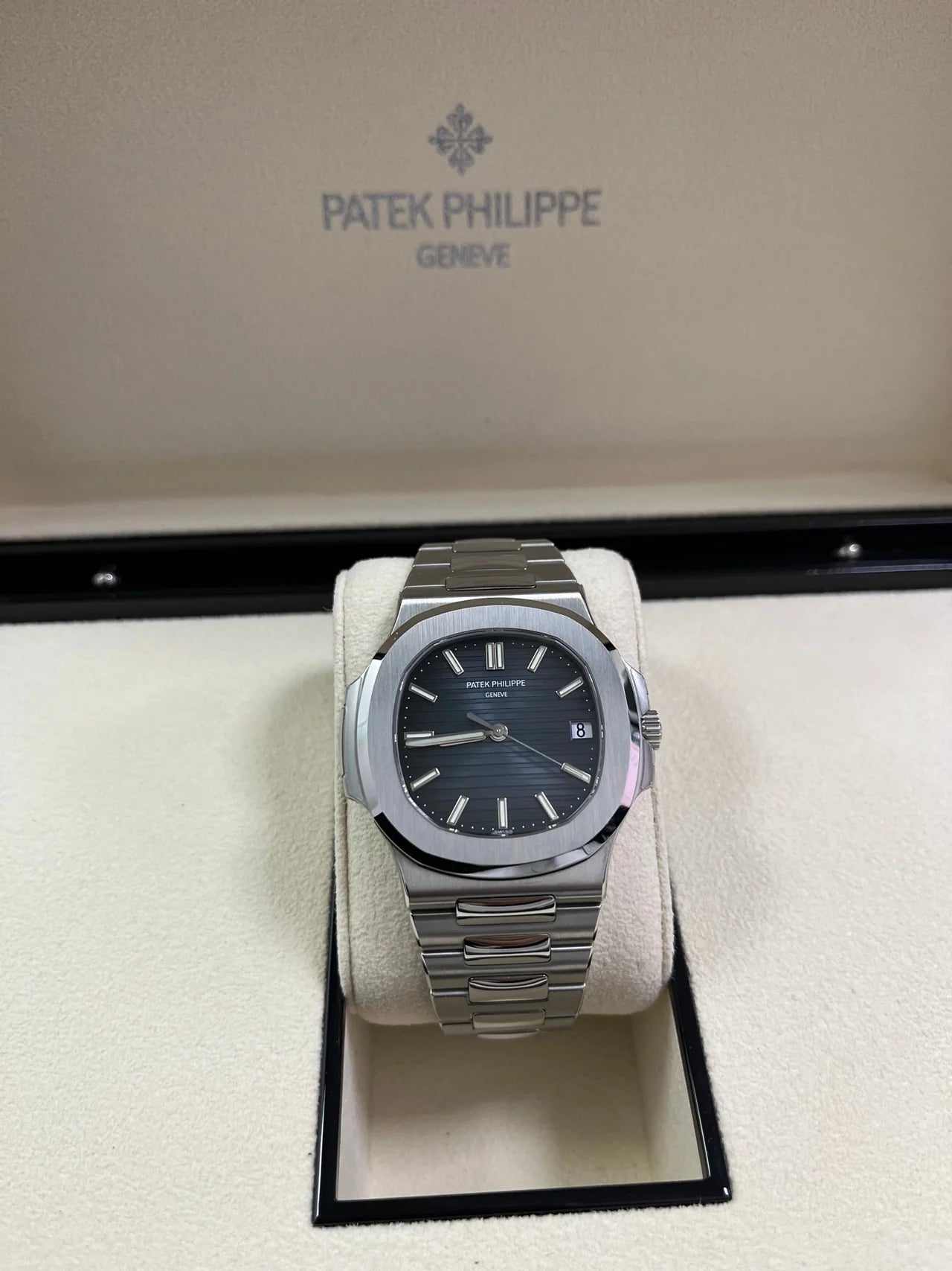 Patek Philippe Nautilus Blue dial - 5811/1G-001 Nautilus